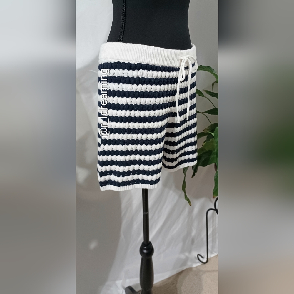 NWT Old Navy Navy And White Stripes Crochet Shorts - 3.5-inch inseam Size M/Tall - Picture 2 of 8